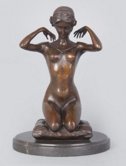 Picture of Kneeling Nude Female Statue