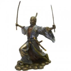 Picture of Samurai with Two Swords Attacking Figurine